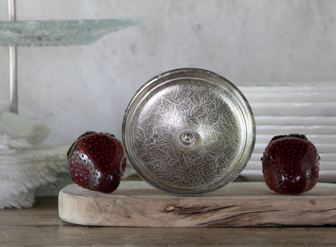Vintage-Inspired Strawberry Salt & Pepper Shakers – Ruby Glass with Hanging Stand