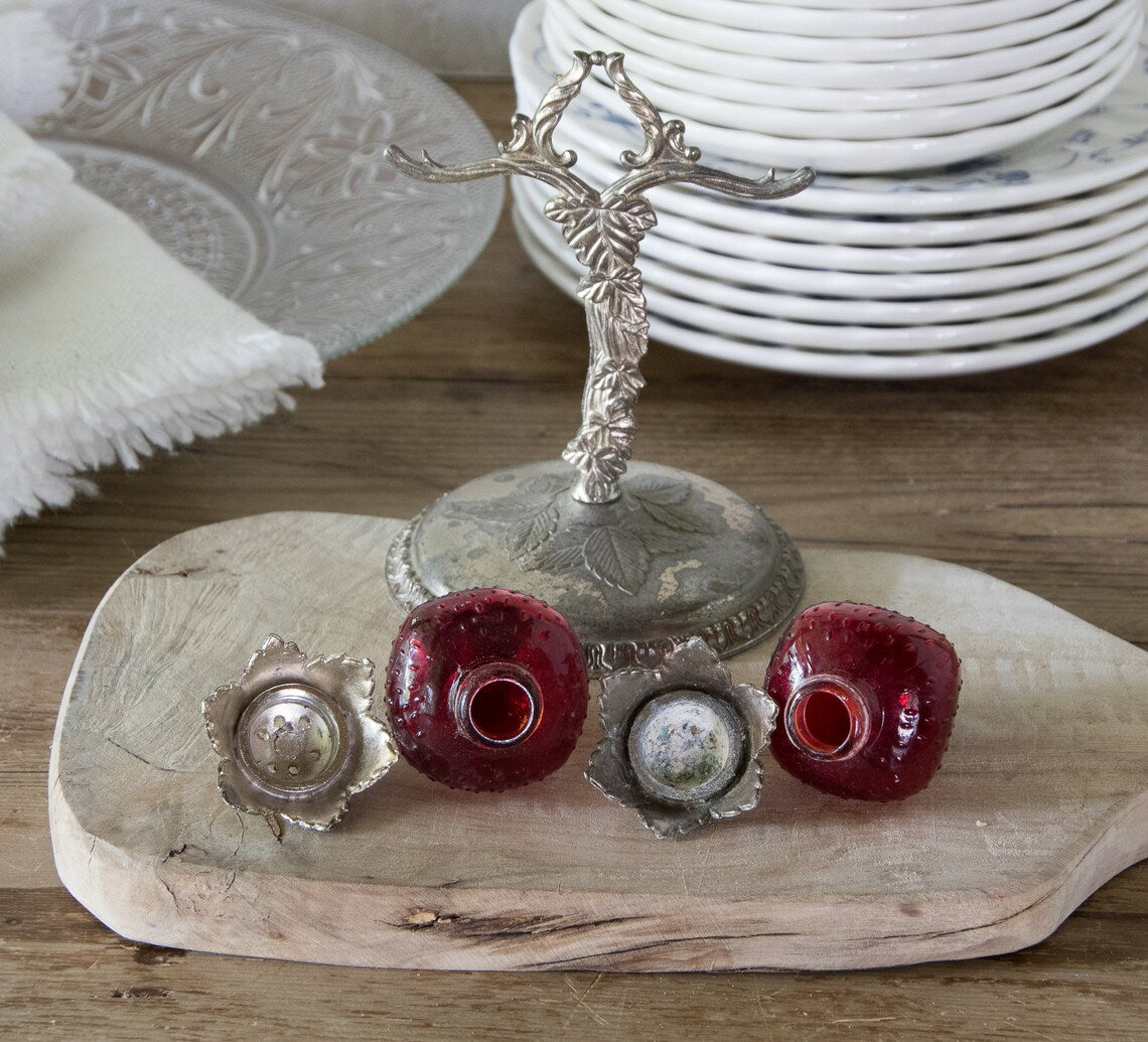 Vintage-Inspired Strawberry Salt & Pepper Shakers – Ruby Glass with Hanging Stand